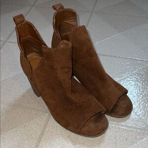 Universal Thread Tan Peep-Toe Heeled Boots